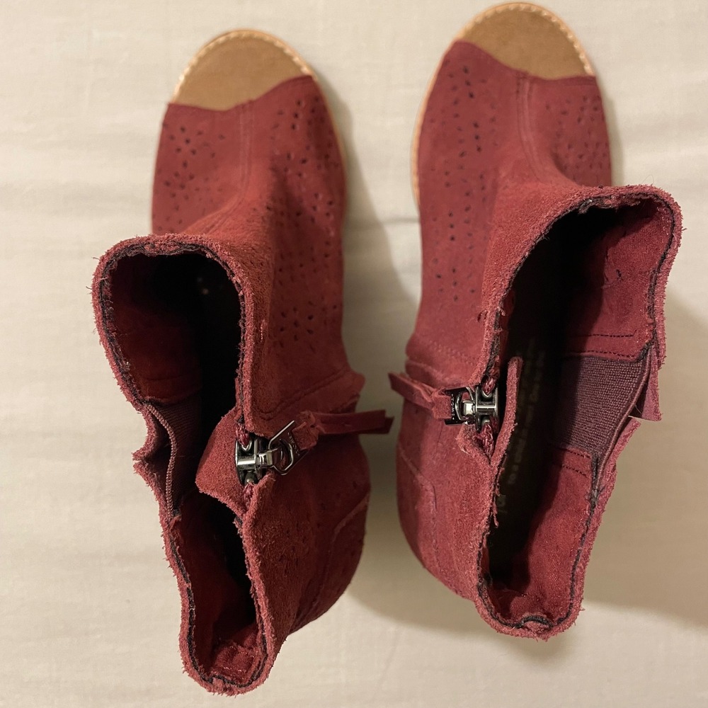 TOMS Women's 6.5 Suede Peep Toe Ankle Booties Laser‎ Cut Heel Boot Red Wine - Picture 5 of 8